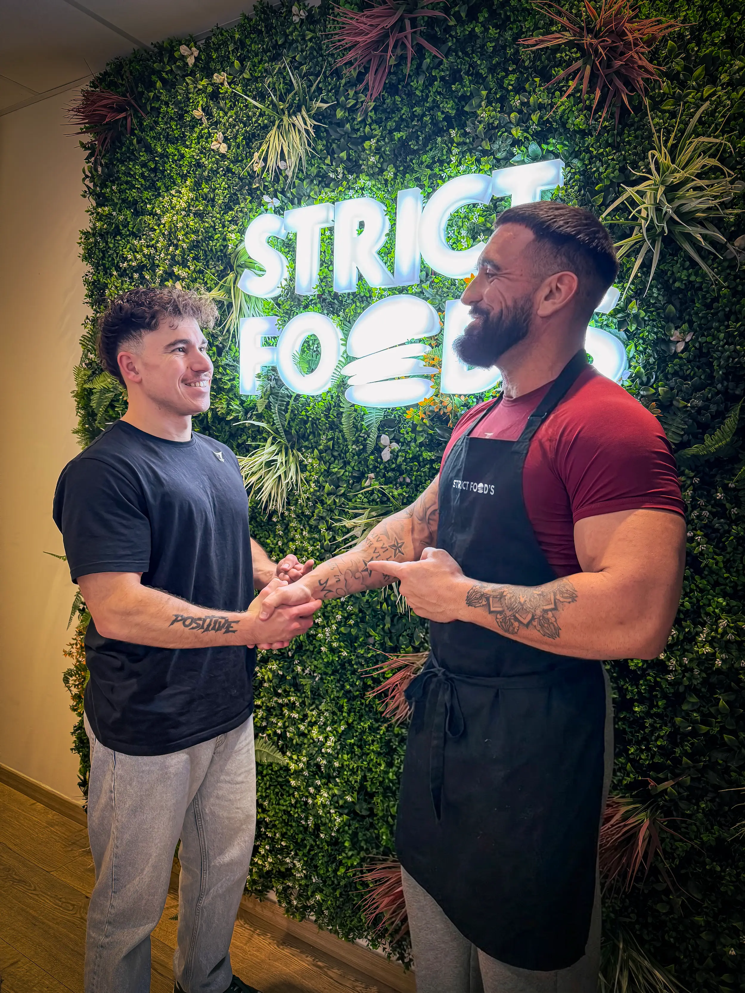 Découpe de viande artisanale sur planche bois, gants noirs, Boucherie Labourde Perpignan